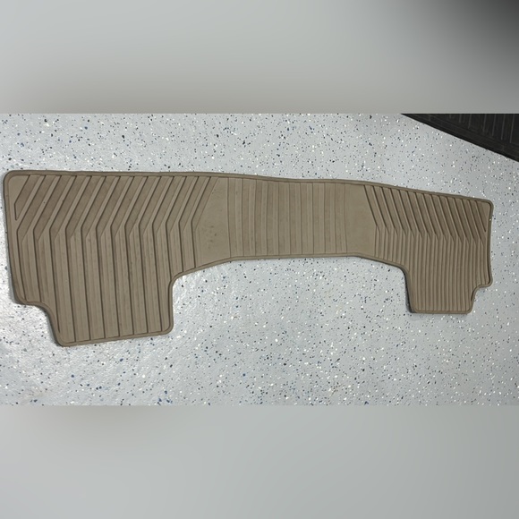 Second-Row One-Piece Premium All-Weather Floor Mat in Dune Cadillac - used - Picture 4 of 4